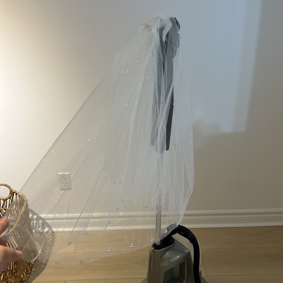 2 Tier Short Sparkly Bead Veil With Comb - Picture 3 of 5